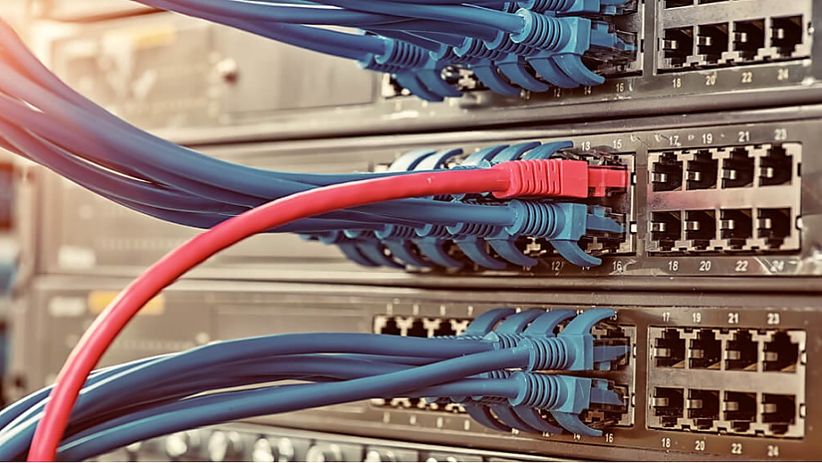 Infraestrutura de rede corporativa — switches, cabeamento, Wi‑Fi empresarial
